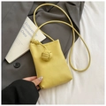 Secchiello giallo chic in pelle martellata con decorazione a sfera annodata - Giallo