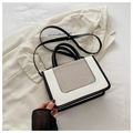Detalle del bolso bandolera bicolor de lona y cuero con correa de hombro ajustable - Negro y Blanco
