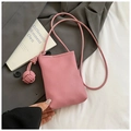 Borsa a secchiello rosa per telefono con trama litchi e ciondolo rotondo intrecciato - Rosa