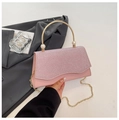 Elegante roze handtas met lovertjes, metalen parelhandvat en een fijne ketting - Roze
