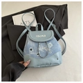 Mini zaino in denim azzurro con ricami chic e dettagli in catena d'argento - Blu