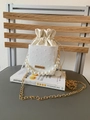 Weiße strukturierte Kordelzug-Beuteltasche mit Perlengriff und goldener Kette - Weiß