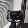 Borsa a spalla minimalista in pelle scamosciata nera con catena floreale e perline in legno - Con Ciondolo / Nero