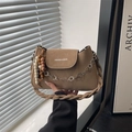 Borsa a tracolla in ecopelle marrone con manico intrecciato e catena floreale in metallo - Con Ciondolo / Cachi