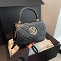 Borsa trapuntata nera con fibbia dorata M e manico superiore in scatola regalo - Nero