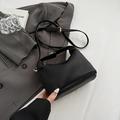 Sac bandoulière en cuir plissé noir minimaliste avec texture accordéon et boucle dorée - Noir