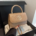 Borsa a tracolla in pelle trapuntata marrone chiaro con logo M dorato e scatola regalo - Cachi