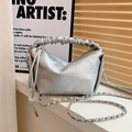 Silbergraue Handtasche mit Plisseegriff, Bambusmuster und Kettenschultergurt - Silber