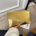 Bolso sobre color champán en cuero cruzado con elegante hebilla de metal oval - Dorado