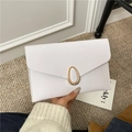 Bolso sobre de cuero blanco con grano cruzado, hebilla de metal dorado y correa de mano - Blanco