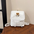 Dettaglio zaino bianco in pelle PU con bordi in pizzo e toppa con orsetto marrone - Bianco