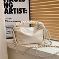 Schicke beige Handtasche mit Falten-Design und Schultergurt aus Metallketten - Cremeweiß