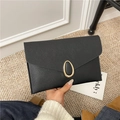 Cartera de mano tipo sobre en cuero Saffiano negro con elegante hebilla dorada - Negro