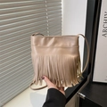 Bolso bandolera vintage beige minimalista con detalles de flecos y textura de cuero - Caqui