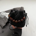 Sac seau matelassé noir chic avec poignée en perles d'ambre marron et cordon serrage - Style Poignée Perles Ambre / Noir