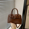 Borsa a mano in pelle marrone scuro lucida con fibbia metallica e tracolla regolabile - Marrone