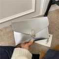 Bolso de mano plateado tipo sobre con cierre de metal ovalado para mujer - Plateado