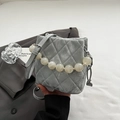 Sac seau matelassé gris avec grande chaîne de perles et bandoulière minimaliste - Style Poignée Grandes Perles / Argent