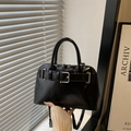 Borsa a mano in vernice nera lucida con fibbia argentata e doppia chiusura a zip moda - Nero
