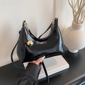 Glänzende schwarze Halbmond-Schultertasche mit Fashion-Schriftzug und Goldanhänger - Schwarz