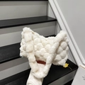 Borsa a spalla in ecopelliccia bianca con trama intrecciata e design in peluche - Bianco