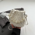 Sac seau blanc matelassé avec poignée en perles marbrées et bandoulière réglable - Style Poignée Perles Motif Marbre / Blanc Cassé