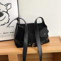 Detalle de bolso tote de ante negro con correas de cuero sintético y hebillas de metal - Negro