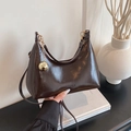 Dunkelbraune Mondtasche aus Lackleder mit goldenem Anhänger und Fashion-Prägung - Braun