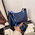 Borsa sottobraccio blu con texture a serpente, catena spessa e chiusura lampo - Blu