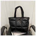 Dettaglio borsa shopper nera trapuntata con finitura lucida e bottone rotondo coordinato - Nero