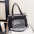 Detail der schwarzen Ita-Tasche mit klarem PVC-Fenster und weißem Spitzenbesatz - Schwarz