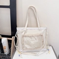Detail der Canvas-Ita-Bag mit klarem PVC-Fenster und zarter weißer Spitzenstickerei - Gebrochenes Weiß