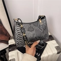 Elegante borsa a tracolla grigia pitonata con catena dorata e chiusura a zip - Nero