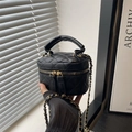Mini borsa a scatola trapuntata nera chic con tracolla a catena dorata e manico superiore - Nero