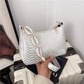 Borsa sottobraccio bianca con trama a serpente, catena in resina e dettagli dorati - Bianco