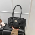 Borsa tote nera minimalista con goffratura coccodrillo e placchetta logo dorata - Motivo Coccodrillo Nero