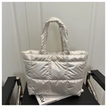 Borsa tote trapuntata in nylon bianco perlato per uno stile minimalista quotidiano - Bianco Sporco