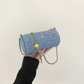 Hellblaue Denim-Zylindertasche mit Rautensteppung und goldener Kettenriemen - Hellblau