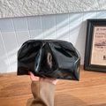 Elegante borsa a nuvola nera lucida in pelle verniciata con chiusura magnetica - Nero