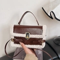 Borsa a tracolla in pelle marrone e shearling sintetico beige con chiusura metallica - Marrone