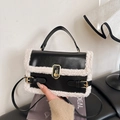 Elegante borsa in ecopelle nera con profili in peluche bianco e chiusura dorata - Nero