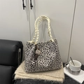 Bolso tote de leopardo moderno con asas trenzadas y colgante sobre tela suave - Con Colgante / Blanco