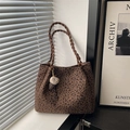 Große Leopard-Print Tragetasche mit braunen Flechtgriffen und Eiscreme-Anhänger - Mit Anhänger / Braun