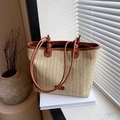 Handgefertigte Strohtasche mit braunen Ledergriffen und Details für den Sommer - Braun