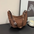 Dettaglio borsa a mezzaluna in nylon marrone scuro con tracolla regolabile e cerniera intrecciata - Marrone