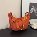 Dettaglio della borsa a mezzaluna in nylon arancione con tracolla larga e decorazioni - Arancione