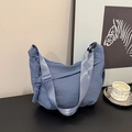 Dettaglio borsa a mezzaluna blu con tracolla regolabile e tiralampo a nodo intrecciato - Blu