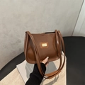 Retro dunkelbraune Schultertasche aus glänzendem Leder mit edler goldener Metallplatte - Braun