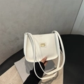 Detail der weißen minimalistischen PU-Schultertasche mit elegantem goldenem Logo-Schild - Weiß