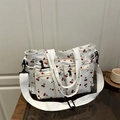 Grand sac à bandoulière blanc en velours côtelé avec motif cerise et plusieurs poches - Blanc